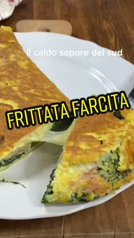 Frittata farcita…6uova (grandi) 60 gformaggio (parmigiano grattugiato o metà parmigiano e metà pecorino) 1 cucchiainopangrattato q.b.sale q.b.pepe q.b.olio extravergine d’oliva 200 gspinaci, surgelati 100 gformaggio (fontina, caciotta o provola) 100 gprosciutto cotto #ilcaldosaporedelsud #cosebuone #pranzo #sicilian 