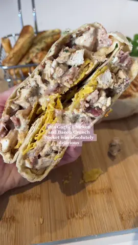 Garlic Chicken and Bacon Crunch Pocket 🤤 Ingredients (makes two):  200g chicken 4 bacon rashers (use medallions for lower fat/cals) Tsp Garlic granules  Tsp Onion granules 1/2 tsp Parsley 1/2 tsp Dill (optional) Salt and pepper 50g light garlic and herb cream cheese  50g eatlean cheese 20g tortilla chips  2 wraps 💞Dice your bacon, pan fry and remove when cooked.  💞Season your chicken with garlic and onion granules, dill, parsley and season with salt and pepper. Add the frying pan and when almost cooked add in the bacon for a couple of minutes. 💞Add to a bowl along with the cream cheese, mix well. Add to the middle of a warm tortilla (I blast for 10 seconds in the microwave), top with the cheese and tortilla chips, fold over the flaps diagonally to make a hexagon shape. *you can pop the cheese on last to help keep the seams down but I do it this way so the tortillas don’t go soggy* 💞Pop in a medium heated pan, seam sides down for a couple of minutes each side.  Per pocket: Calories: 536 | Protein: 58.4g | Fat: 15.9g | Carbs: 38.8g  • • ————- #chickenwraps  #healthyrecipeideas #DinnerIdeas #macrofriendlyrecipe #caloriedeficitmeals #quickrecipes #weightlossrecipeideas #wraps #highproteinrecipe 