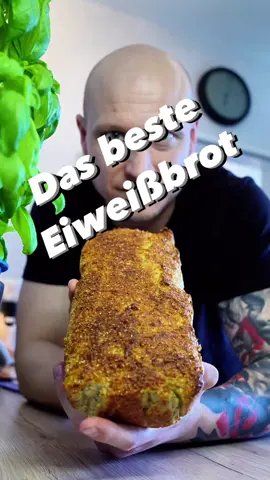 Das beste Eiweißbrot  🔥🤤 Glaub mir, dass hier ist der heiße Sh*t, denn diese Eiweißbrot muss ich jedes mal für meine Frau backen.  Sie liebt es und ich knalle es mir dann natürlich rein. Das perfekte Brot für deine Diät, glaub mir 🤝 Richtig lecker und perfekt zum abnehmen 💪 Folge @fitnesskoch_tim  für mehr leckere Gerichte die dich dein sportliches Ziel erreichen lassen. ❇️ZUTATEN: -100g Haferflocken -200g Haferkleie  -5 Eier -500g Magerquark  -1 Packung Backpulver  -1,5 TL Salz  -180 Grad - 40 Minuten  -dann ohne Form nochmal 8 Minuten bei 180 Grad  ❇️Nährwerte: (Das Brot ergibt 20 Scheiben a 55g) (Nährwerte pro Scheibe )  🔥  250 kcal  🌾 20g KH 🥚 30g EW 🧈  2g  F #ernährungsumstellung #fitnessrezept #abnehmen2023 #diätrezept #abnehmenrezepte #highprotein #brot #frühstück #frühstücksideen 