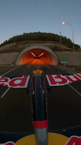Volando un avión a través de un túnel❗️#RedBull #RecordGuiness @scuderia.dc 