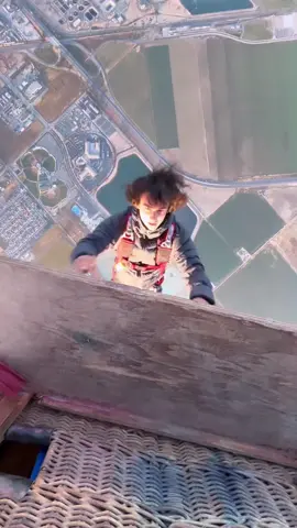 🤩 🪂🤘🏻 Enjoy with @skydiving_official✅  . . . ⠀⠀⠀⠀⠀ . . ⠀⠀⠀⠀⠀⠀⠀⠀   ⠀⠀⠀⠀⠀⠀⠀⠀⠀ Posted • @noahlipsitz My dad peaking over the ledge at the end🤣 #skydiving_official #skydiving #airballoonjump #skydiver #skydivers #basejump #jump #skydivevideo #skydivevideos #skydiveposts #skydivephotography #adrenaline #freefall #freedom #godisgood #helijump #wingsuit #wingsuiter #wingsuitskydiving #wingsuitbase #wingsuitjump #wingsuitflying #beyondlimits #skyisthelimit #basejump #reels #instagramreels #viral 
