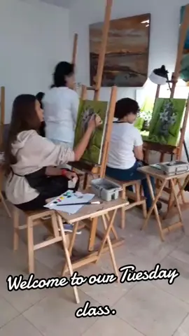 Tuesday classes at Palette Art School. They're painting lilies! #art  #wip #artschool #acrylicpainting #artclass #torontoartist #vaughanartschool #vaughanartist #canadianart #flowers #flowerpaintingart🌺