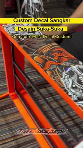 Desain sangkar suka-suka dengan stiker keren & super nyeni? Bisa dong! Serahin aja ke TMTN Decal Custom! 🔥 Mau desain aesthetic, racing, burung, nyeni, atau yang nyeleneh sekalian; kami bisa buatkan! 🤪 Decal sangkarmu sekarang yuk! Dapatkan free desain & jasa pasang cuma di TMTN! #sangkarburung #decalsticker #decalsangkar #xyzbca #decal #tmtndecalcustom #sangkarcustom #cucakijo #kacermania #fypシ #fyp #CallofDragons 
