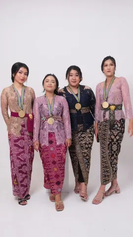 Highschool Graduation🤩🫶🏻  #capcut #bali #kebayabali #graduation 