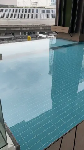 ฮิลใจ สบายอารมณ์😊😊 #คอนโด #คอนโดใกล้รถไฟฟ้า #สระว่ายน้ําที่คอนโดของฉันเอง 