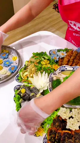 BẾP TRƯỞNG CHAY CỔNG TRỜI ĐANG TRANG TRÍ MÂM CƠM THUẦN CHAY CHO THỰC KHÁCH 🥰 #mamcomchay #anchay #chaytruongthuan #chaycongtroi 