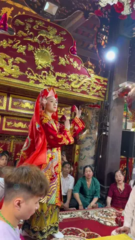 Trong dân gian vẫn có quan niệm cho rằng, Chầu Đệ Nhất chính là Chầu Quế Hoa Công Chúa hầu cận kề bên Thánh Mẫu Thần chủ, và Chầu cai quản Thượng Thiên (miền trời) và bà cũng là người cầm sổ tam toà. Một số tích khác thì cho rằng Chầu  là Thiên Cung Tiên Nữ, con vua Ngọc Hoàng, giáng hiện tại xứ Thanh giúp dân hộ quốc. Bà rất hiếm khi ngự đồng trừ những lễ đàn quan trọng 🥰 #thanhdongnguyenquynhanh#haudongvietnam #haudongvedeptamlinhvietnam #haudongtamtuphu #xuhuong#xuhuong2023#haudong