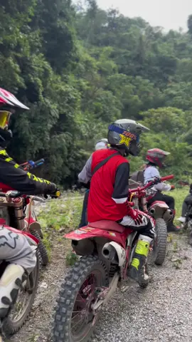 Offroad gangsters .. #feaglesmotonepal #feaglesmotofamily #homiesdirtnepal #offroad #dirtbikes #riders #travel #foryou #bikers #butwalmuser 