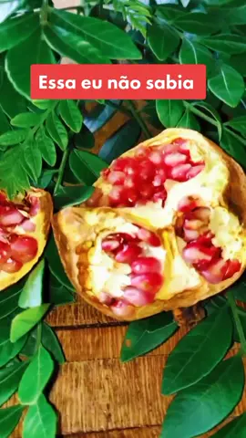 O chá de romã é usualmente feito a partir da casca da fruta, mas também pode ser feito a partir de suas flores ou das sementes quando amassadas. Assim, quando em água fervente, fica em pronto em questão de minutos. Também, é possível consumir a fruta em forma de suco, doces ou mesmo in natura. #roma #cha #seriguela #plantasmedicinales #plantasquecuran 