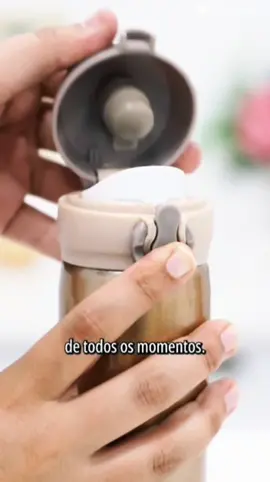 #Squeeze Térmica com Trava - 380 ml Se você é uma pessoa que gosta de ter sua bebida sempre na temperatura ideal, a Squeeze Térmica com Trava - 380 ml é perfeita para você! Com capacidade para bebidas quentes e geladas, ela mantém a temperatura por muito mais tempo. O sistema de fechamento da tampa da squeeze é super seguro e impede qualquer tipo de vazamento. E para você que gosta de colocar cubos de gelo na sua bebida, o bocal mais largo permite que eles sejam facilmente acomodados. Além disso, o design arrojado da Squeeze Térmica com Trava - 380 ml é um diferencial para quem busca estilo e praticidade no dia a dia. Ela é feita de inox, material de alta qualidade e durabilidade, que garante a conservação da sua bebida por muito mais tempo. Com a Squeeze Térmica com Trava - 380 ml você pode desfrutar de sua bebida favorita em qualquer lugar e a qualquer hora. Seja no trabalho, na academia ou até mesmo em passeios ao ar livre, ela é uma companheira perfeita para manter você sempre hidratado. Especificações Material: Aço Inox. Capacidade: 380mL. Conteúdo 01 Squeeze Térmica com Trava - 380 ml. Como Usar Lavar com sabão neutro e água. Não utilizar esponja de aço para não danificar a superfície da garrafa. Manter e local seco e arejado. Não levar ao congelador/freezer. Não levar diretamente ao fogo ou microondas.