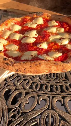 Neapolitan Pizza #napoli #naples #margarita #chef #pizzaiolo #cookingoutside #pizzaoven #ooni #oonipizzaoven #pizza #pizzalover #pizzatime 