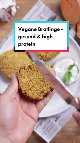So hast du Tofu noch nie gegessen! Super knusprige und gesunde Tofu Süßkartoffel Patties/Puffer. Was würdest Du mit den Patties machen? Burger? Beilage? Oder mit Dip? Vegan & vollwertig  Zutaten: 220g Süßkartoffel (geschält) 200g Tofu 2 TL Salz 1 TL Pfeffer 1 TL Paprika 1 EL Hafermehl 1 EL Hefeflocken Panade: Kichererbsenwasser 30g zuckerfreie Cornflakes 1 TL Paprika 1 TL Salz 1 TL Pfeffer So gehts: Süßkartoffel schälen und in kleine Stücke schneiden (220g rohgewicht) Anschließend in die Mikrowelle geben (6Minuten) und weich kochen. Dann mit einer Gabel zerdrücken und den Tofu reiben und die restlichen Zutaten dazu geben. Alles vermengen und 3 Patties formen. Für die Panade die Cornflakes mit Gewürzen mixen und jetzt die Patties zuerst in Kichererbsenwasser und dann den Cornflakes wälzen. Für 15 Minuten in den Air Freyer und genießen. Viel Vergnügen :) #gesunderezepte #veganerezepte #schnellerezepte #kalorienarm 