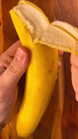 Happy Wednesday🍌 #asmr #banana #fruit #peel #peeling #asmrsounds #breakfast