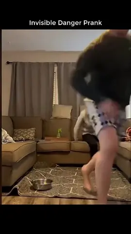 Omg this is thr funniest video ive ever seen in my life #funnyvids #funnyvideo #prankvid #pranks #funnypranks #fakescare #scarecam #silly #funnyvideos 