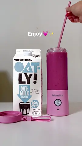 This Pink Pomegranate Smoothie featuring @Oatly is da POM! #blendjet2 #oatly #pomegranate #pomegranatesmoothie #blendjet #blenderrecipe #fyp 