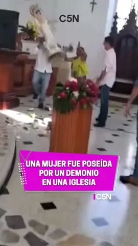 ¿Poseída? Mujer atacó la estatua del Divino Niño Jesús en una iglesia de Córdoba | #c5n #cordoba #argentina #viral #poseido #creepy #miedo