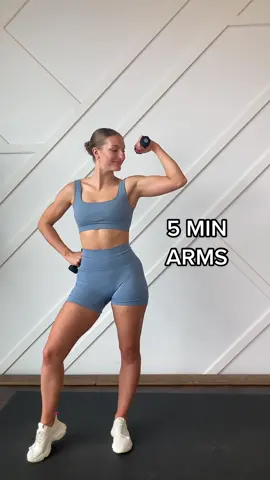 5 min QUICK & EFFECTIVE arm workout! Grab some light dumbbells (or use what you have at home! Waterbottles, canned food… anything will do). Each exercise is 30s taking ZERO RESTS! Can you do it? 🔥 #workoutroutine #tonedarms #Fitness 