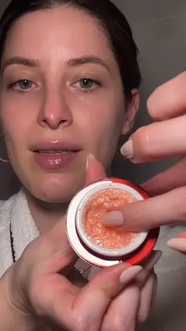 Yes or no?? #greenscreenvideo #whitebasemakeup #tiktokmademetryit #dragonsblood #placentadedragon #brighteningskin #evenskintone #brightening #makeupartisthacks #mireyarios 