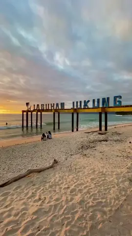 Suasana sore di Pantai Labuhan Jukung. Cakep bener! 😍 Video : @nndrhman  #ilovelampung #lampung #pesisirbarat #krui #lampungpride 