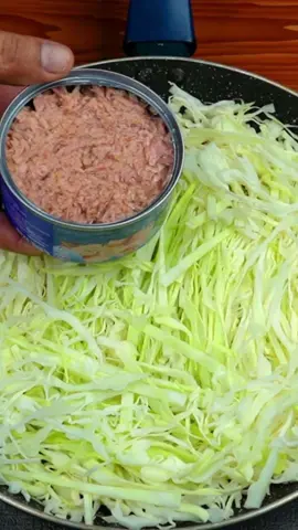 ¿Tienes repollo y atún en casa? ¡Haz esta receta fácil, rápida y económica!😋😱#viral #parati #recetas #cocina #recetasfaciles #atun #repollo #huevo #tomate Ingredientes: 🥬 Un cuarto de repollo 💧 Agua caliente 🧂 sal 🧄 1 cucharadita de ajo en polvo 🌶️ Pimienta negra 🥚🥚 2 huevos a temperatura ambiente 🍚 1 cucharada de harina de trigo 🍳 Aceite de cocina 🐟 Una lata de atún de 100 gramos 🥚🥚 2 huevos cocidos 🌿 Perejil picado 🧀 queso mozzarella rallado 🍅 1 tomate 🌿 orégano en polvo