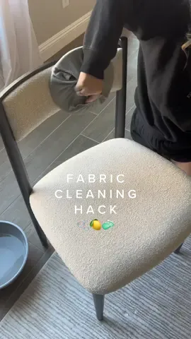 My favorite fabric cleaning hack 🫧🍋 #CleanTok #cleaningtiktok #clean #cleaninghacks #hack #hacksoflife #LifeHack #Home #homehacks #Lifestyle #life #thatgirl #house #cleanhome #cleaningtips #couchcleaning 