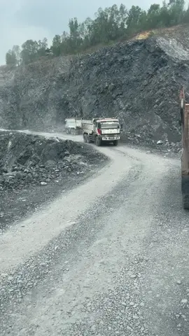 Xe hầm đá mà nhìn sạch sẽ quá.chất chủ xe cũng đẹp như xe.😄😄😄😄#xeben93 #xebenbinhduong #helo2023 #xuhuong 