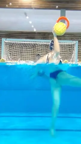 🤽🏼‍♀️🎯 Have you ever wondered what is going on below the surface? #waterpolo #waterpololife #pallanuoto #vizilabda #poloaquatico 