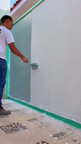 Aplicando a primeira demão de tinta no muro .  #pintor #pintorprofissional #acabamento #obra #reforma #reformando #casas #pintura #cor #arquiteta #decoracao #meular #design #criative #arquitetura #arquiteta #arquiteto #engenhariacivil #projetodeinteriores #planejados 