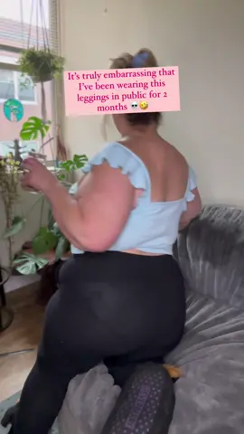 No words but I’m blaming Dan. LMAOOOOOOOOOO. Truth be told, you allll know where these are from and we all be shopping there. Other truth: I SIZED UP SO THIS WOULDN’T HAPPEN LMAOO. What do you people want from us?! Can you please just make thicker leggings 😭🤣 #leggingsfail #fashionfail #leggingslife #leggingslove #plussizefashion #treeguyproblems