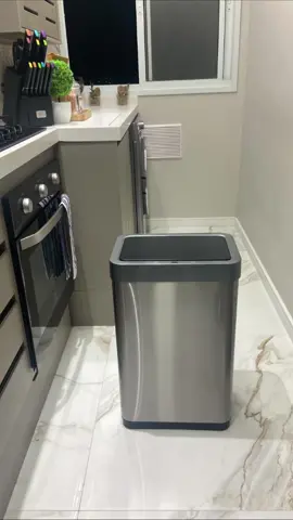 LIXEIRA DE RESPEITO, temos!🗑️🤩 GOSTOU? TERIA NA SUA CASA?  Fazendo jus aos 2 meses com saco de lixo preto avulso jogado na chão cozinha 😂 #lixeiraautomatica #lixeirasamsclub #samsclub #lixeiracozinha #lixeiraretangular #lixeiragrande #cozinha #cozinhaplanejada #cozinhapequena #cozinhaamericana #cozinhaplanejadapequena #utensiliosdomesticos #porcelanato #interiordesign #homedecorating