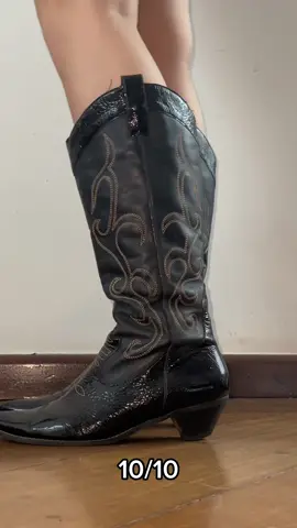 provando botas da minha mãe que era COWGIRL 🤎🤠✨#coleçãodebotas #sapatosdecouro 