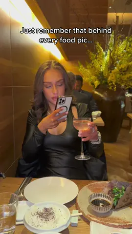 The phone eats first🤣🤷🏼‍♀️ #fyp #foryou #dinner #food #couple #boyfriend #foodphotography #couplegoals #couplecomedy #relatable #funny #humor #Relationship #relationshipgoals #relationshipthings #trending #marriage #husbandwife #Love #viral #mollyandjordy #xyzbca #fypシ  
