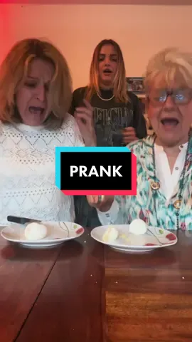 Je prank ma mere et ma grand mere avec l’oeuf qui explose 🤪🤪#oeufquiexplose #prank #prankoeuf  #fyp #pourtoi #prankmother #prankgrandmother 