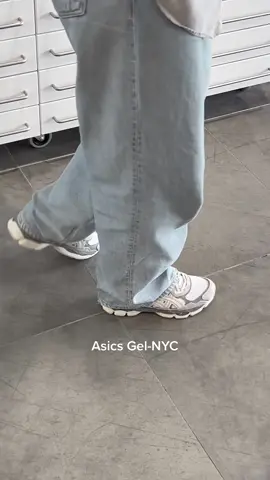 Get yourself a pair of the new Asics Gel-NYC 🩶 #fyp #foryou #foryoupage #foryourpage #bergen #norway #bergennorway🇳🇴 #sneakershop #sneakers #asics #asicsshoes #asicsgel #asicsgelnyc #gelnyc #streetwear #sneakertok 