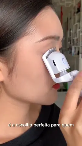 Transforme seus cílios em uma obra de arte com o curvador de cílios elétrico! 🤩 -Nada mais de curvex que danifica os cílios ou aplicação de máscara que nem sempre dá o efeito desejado. 👁✅ -Com o curvador de cílios elétrico, você terá cílios perfeitamente curvados em segundos. ⏳ -Sua tecnologia avançada e design ergonômico permitem que você alcance cada cílio, garantindo um resultado uniforme e natural. 🍃 -Além disso, é fácil de usar e compacto o suficiente para levar com você a qualquer lugar. 👜 -Não espere mais para ter o visual dos seus sonhos, experimente o curvador de cílios elétrico agora mesmo! 🦉✅ Acesse lojaloops.com.br e garanta o seu! Desconto exclusivo Semana das Mães, produto com 10% OFF. #belezafeminina #beleza #cilios #curvadordecilios #maquiagem #makeup #acessoriosdemaquiagem #acessorios #portatil #lojaloops 