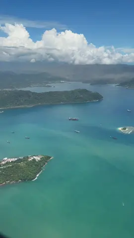 Bener!!! “Kalau landing di Padang, jangan tidur ya”🫶🏻🌎 #cinematicpesawat #tiktoktravel #pulau #minangkabaurancakbana #padang #fypシ 