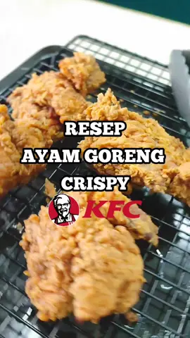 TERBONGKAR! RESEP AYAM GORENG NOMOR 1 DI DUNIA! MIRIP BANGET ANTI RIBET ✨ AYAM GORENG KFC Bahan Tepung Bumbu: 500 gr Tepung Terigu Protein Tinggi 25 gr Tepung Maizena 25 gr Tepung Beras 2 sdt Garam 1 sdt MSG 2 sdt Kaldu Ayam 2 sdt Oregano Bubuk 1 sdt Bubuk Kari 1 sdt Paprika Bubuk 2 sdt Ketumbar Bubuk 2 sdt Bawang Putih Bubuk 2 sdt Lada Bubuk 1 sdt Baking Powder Double Acting 1 sdt Soda Kue Bahan Marinasi: 4 potong Ayam 1 sdt Garam 1 sdt Lada Bubuk 1 sdt Bawang Putih Bubuk 1/2 sdt MSG 2 sdt Paprika Bubuk 1 sdt Oregano Bubuk 1 sdm Cuka Apel/Lemon 50 ml Susu Evaporasi/UHT Bahan Celupan: 400 ml Air Dingin 4 sdm Tepung Bumbu Kering Notes: Marinasi paling baik satu malam, simpan tertutup di kulkas. Bahan pencelupan wajib dingin agar gluten tidak terbentuk. Jangan pijat ayam saat pengepungan, nanti tepungnya jadi tebal keras. Di video ini saya goreng dengan 2lt minyak untuk menggoreng 4 potong ayam agar suhu panasnya stabil. Wajib pakai @homeguard.id  untuk kamu yang risih akan kedatangan bala tentara semut yang mengganggu rumah atau kendaraan ya, gue udah buktiin sendiri semut dan serangga lain hempas blass blass hilang seketika sekali spray pakai HOME GUARD KILLER 👍🏻 #resep #reseprumahan #resepmudah #ideusaha #ayamkfc #ayamkfchomemade #kentuckyfriedchicken #KFC #kfcindonesia #resepayam #resepayamkfc #idejualan #friedchicken #ayamgorengcrispy #resepmasakan #reseplezat #reseppraktis 