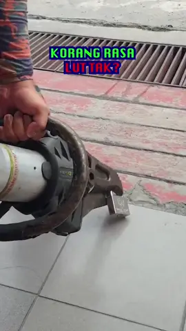 Korang rasa lut tak bomba potong Padlock Finland Shield guna peralatan Hidraulik Cutter. . Siapa yang belum order tu, klik je link di Bio. . Kita kasi ikhtiar selamatkan motor, rumah, kilang dan kedai daripada pencuri dengan padlock padu Finland Shield. . . #finlandshield #padlockpadu #hiduptenangdenganpadlockpadu #y15zrmalaysia #ysukumalaysia #rxzmalaysia #lcmalaysia #yamahamalaysia #matmotor #fyp