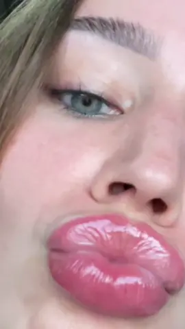 #fyp #fypシ #viral #vrial #trend #trending #flash #flashing #flashinginbackground #usa #foryou #foryoupage #fyfy #goviral #fakebody #kiss #asmr #prettygirl #kisses