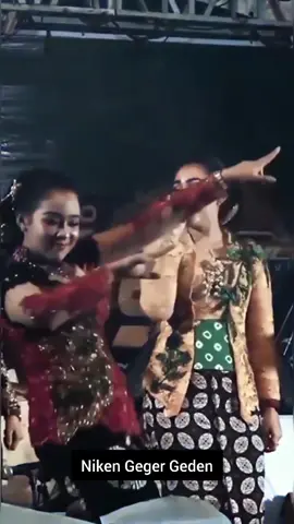 Membalas @wsnurdtyaGenep Rong Jam Musue Jebolll😂😂😂 #nikensalindry #fans #cakpercil #oslo #niken #sindenjawa #fyp #fypシ #vidio #viral 