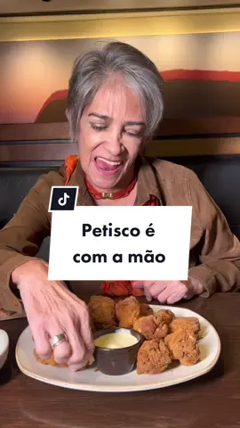 Quem nunca ficou em dúvida sobre a melhor maneira de comer aquele petisco delicioso em um evento social? É importante lembrar que, ao contrário de outros pratos, os petiscos devem ser comidos com as mãos. Mas, é claro, sem esquecer das boas maneiras. Então, da próxima vez que estiver em um evento, aproveite os petiscos, mas lembre-se da etiqueta! 🤍 #comportamento #elegancia #dicasdeetiqueta #momentooutback 