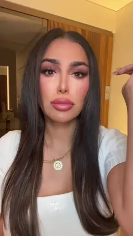 Finally chopped my hair off 💇‍♀️ what do you guys think? #huda #hudabeauty #haircut @domseeley 