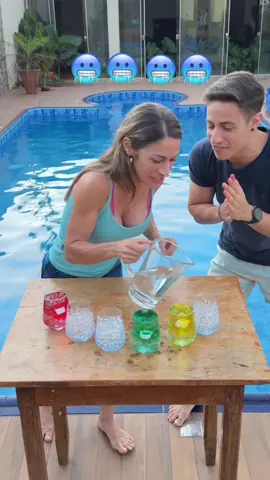Quem pegar o azul cai na piscina 😱 #brincadeira #curiosidades #viral 