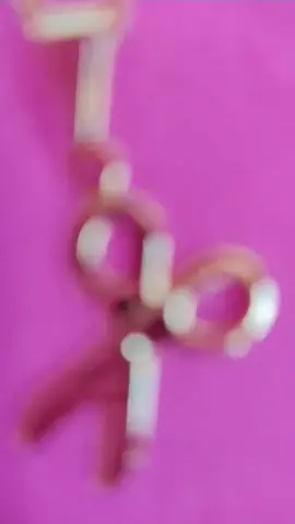 Nosso Colar de tesoura pra nossas cabeleiras todas as nossas peças são hipoalergênicas banhadas a ouro 18k 6 meses de garantia.atacado e varejo