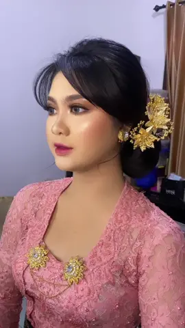Yang wisuda yang wisuda yuk merapat ke studio @elmake.up 🥰❤️ #makeuphairdobali #wisudabali #muabali 