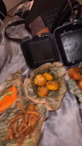 This would’ve been quite the food review wouldn’t it🤭🤍my order was a 10pc combo, lemon pepper and mango habanero, with 5 extra wings lemon pepper, lemon pepper seasoned fries, 5pc cajun corn, and veggie sticks with water and sprite🫶🏽 only $28, stay blessed😚😚 #CapCutVelocity #trending #fyp #foryou #viral #CapCut #edit #foodreview #food 