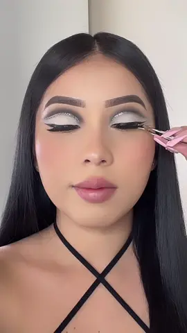 🖤 Black Cut Crease 🖤 Using @Nova Beauty by @FashionNova  •Throwing shade eyeshadow palette ( Bronze / Smoky ) #NovaBeauty #FashionNova #makeuptutorial #maquillaje #prommakeup  