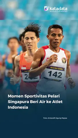 Pelari Indonesia Rikki Martin Simbolon meraih medali emas SEA Games 2023 Kamboja pada nomor lari 10.000 meter. Ada momen sportivitas diperlihatkan atlet lari Singapura Soh Rui Yong dalam lomba itu. #seagames #seagames2023 #atletik #lari #lari10000 #rikkimartinsimbolon #sohruiyong #videokatadata #fyp #seagameskamboja 