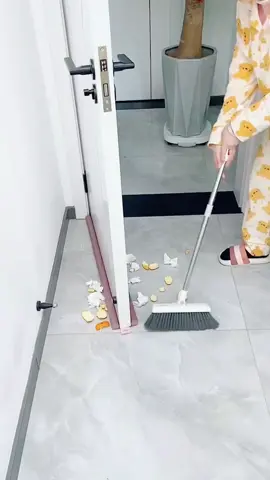 ติดตั้งแถบปิดนี้ที่ด้านล่างของประตู ซึ่งสามารถป้องกันลม แมลง และฉนวนกันเสียง และช่วยประหยัดไฟฟ้าเมื่อเปิดเครื่องปรับอากาศ#triswords #goodthing #musthaves 