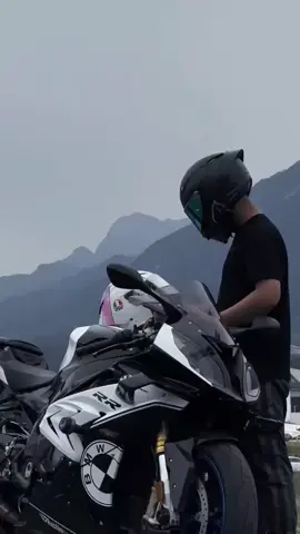 Do you like that helmet when you're lonely?🖤❤️#moto #motogirl #bikegirl #motorcycle #motorbike #motolife #bikelover #tiktok #fyp 